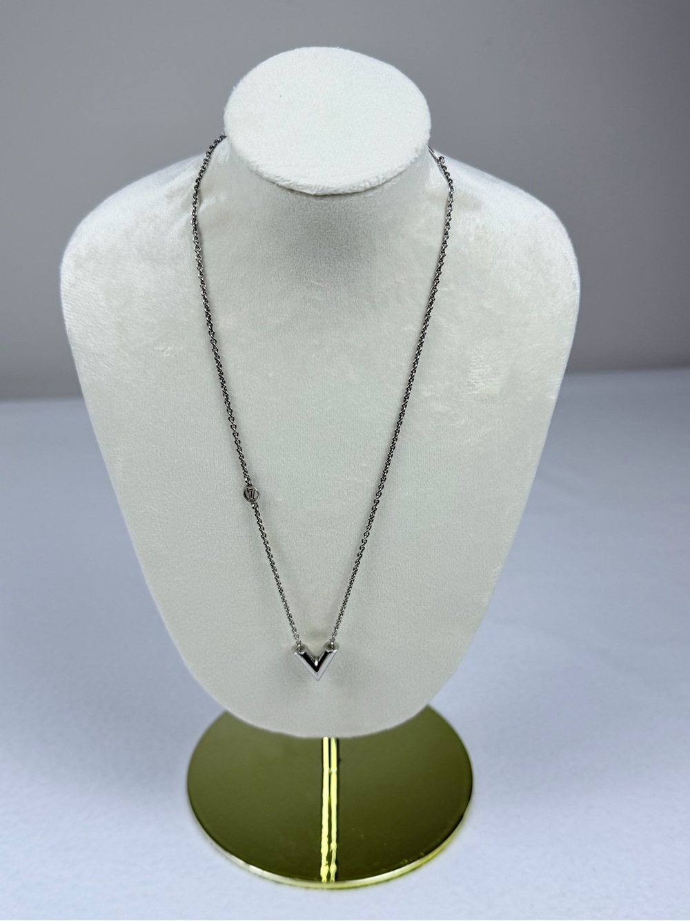 Louis Vuitton Essential V Silver-Tone Necklace M63197 - LV Pendant Jewelry